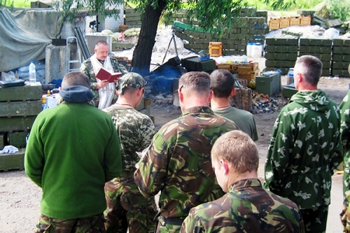 В зоні АТО гвардійців підтримує священик. ФОТО